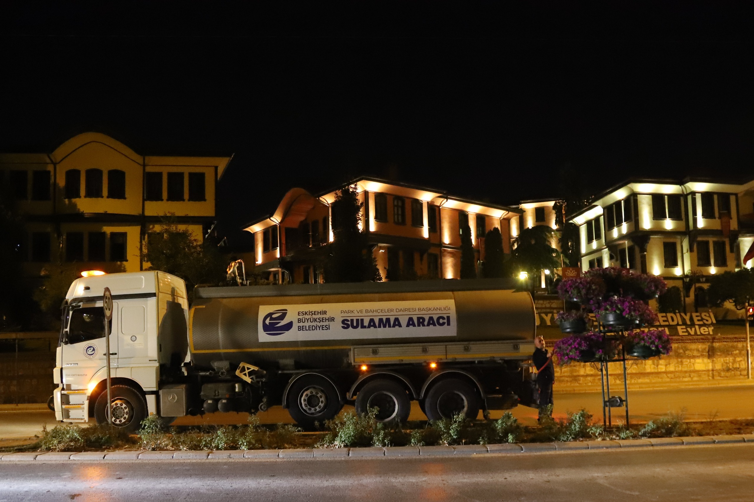 Şehri̇ Renklendi̇ren Çi̇çekler Ve Ağaçlar Gece Mesai̇si̇yle Canlaniyor (2)