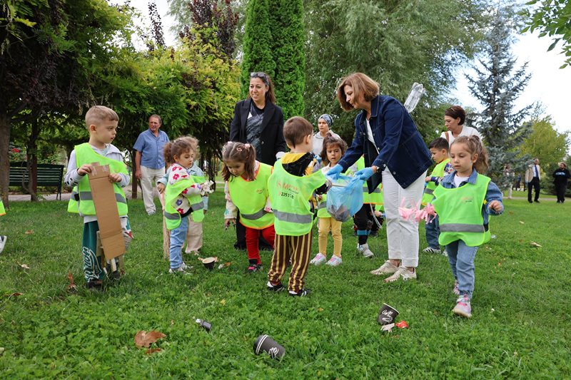 Başkan Ünlüce, Dünya Temi̇zli̇k Günü’nde Çocuklarla El Ele Çöp Topladi (10)