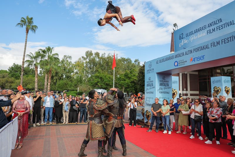 Antalya sokaklarında "Altın Portakal" coşkusu