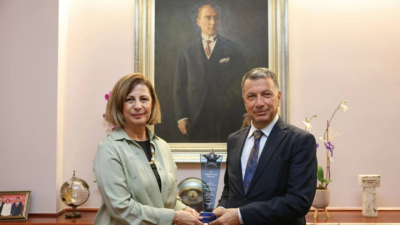 Baskan Ayse Unluceye Yilin Buyuksehir Belediye Baskani Odulu