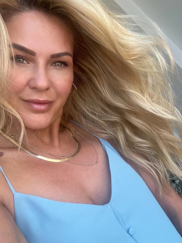 İbrahim Erkal ile başrollerini paylaştığı Canısı dizisinin ardından yıldızı parlayan Emine Ün yıllara meydan okuyor.