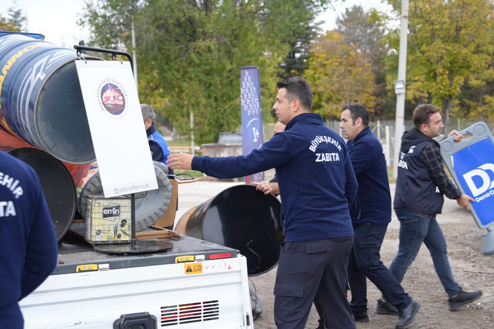 Büyükşehi̇r Zabitasi Kaldirim İşgalleri̇ne Geçi̇t Vermi̇yor (9)