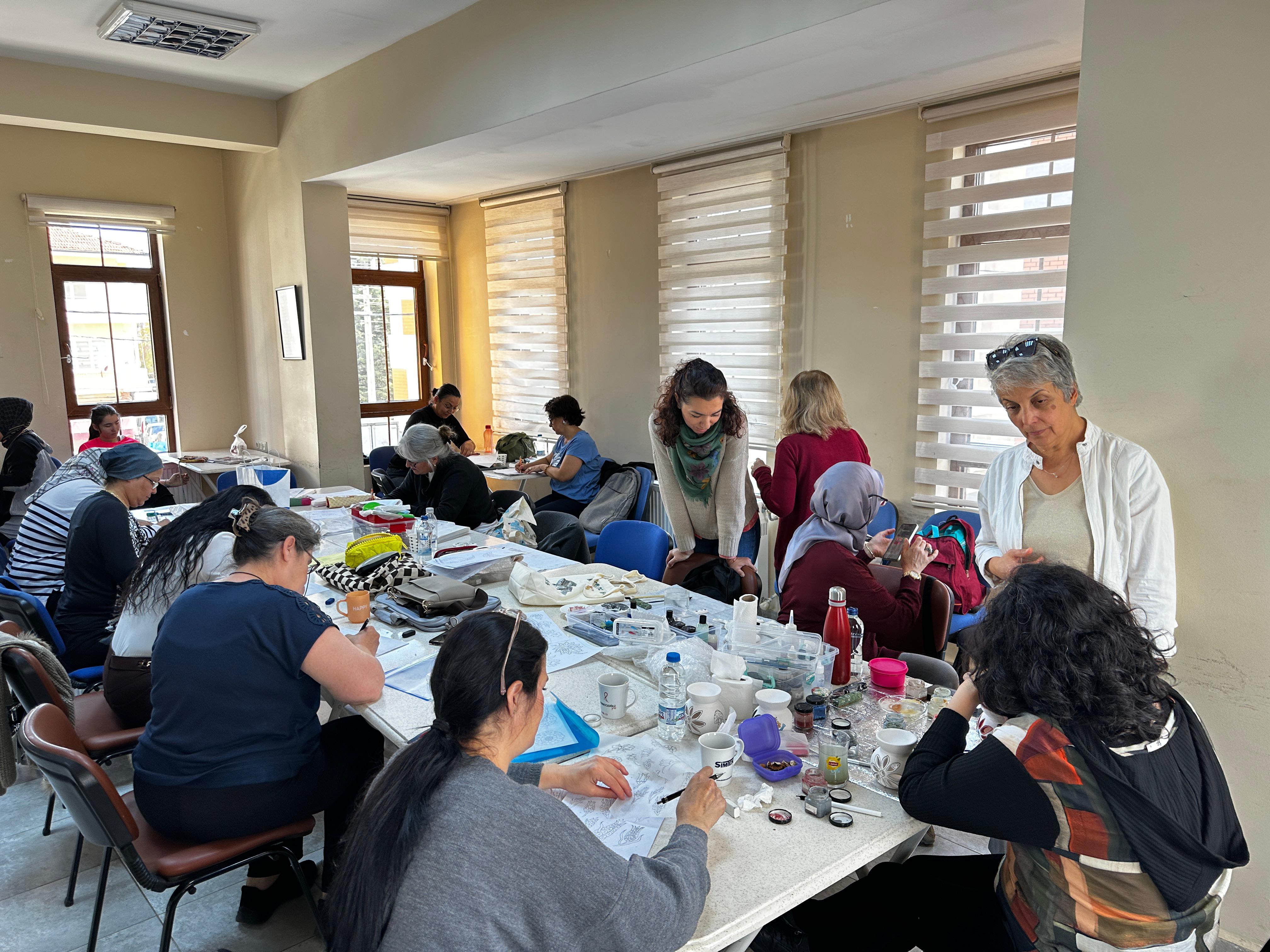 Kadınlar Çini Sanatıyla Kendi Hikâyelerini Yazıyor (5)