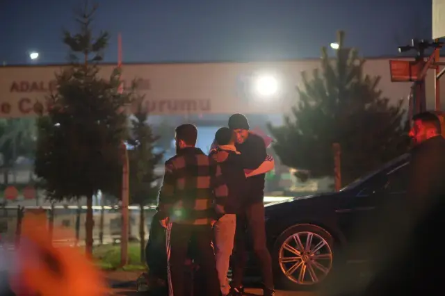 11 Inci Yargi Paketi Sonrasi Cezaevleri Onunde 19392593 9634 M