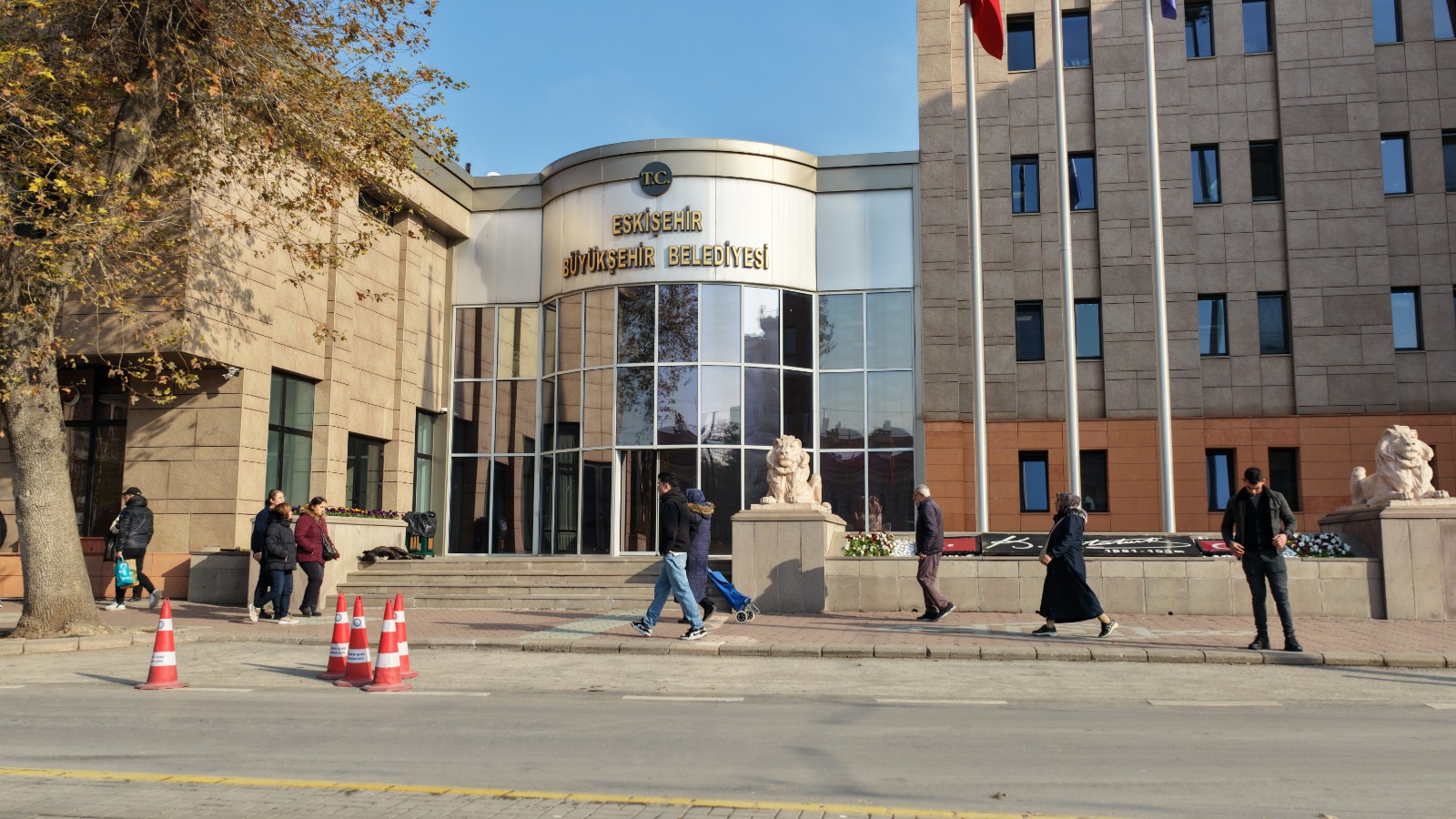 Büyükşehi̇r Beledi̇yesi̇’nden İhale Duyurusu (2)