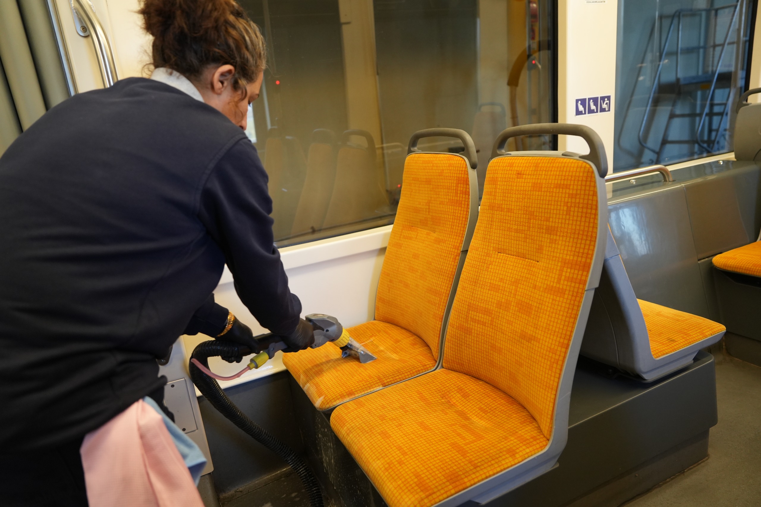 Eski̇şehi̇r Tramvaylari Güven Ve Hi̇jyen İçi̇n Ti̇ti̇z Bakimdan Geçi̇yor (9)