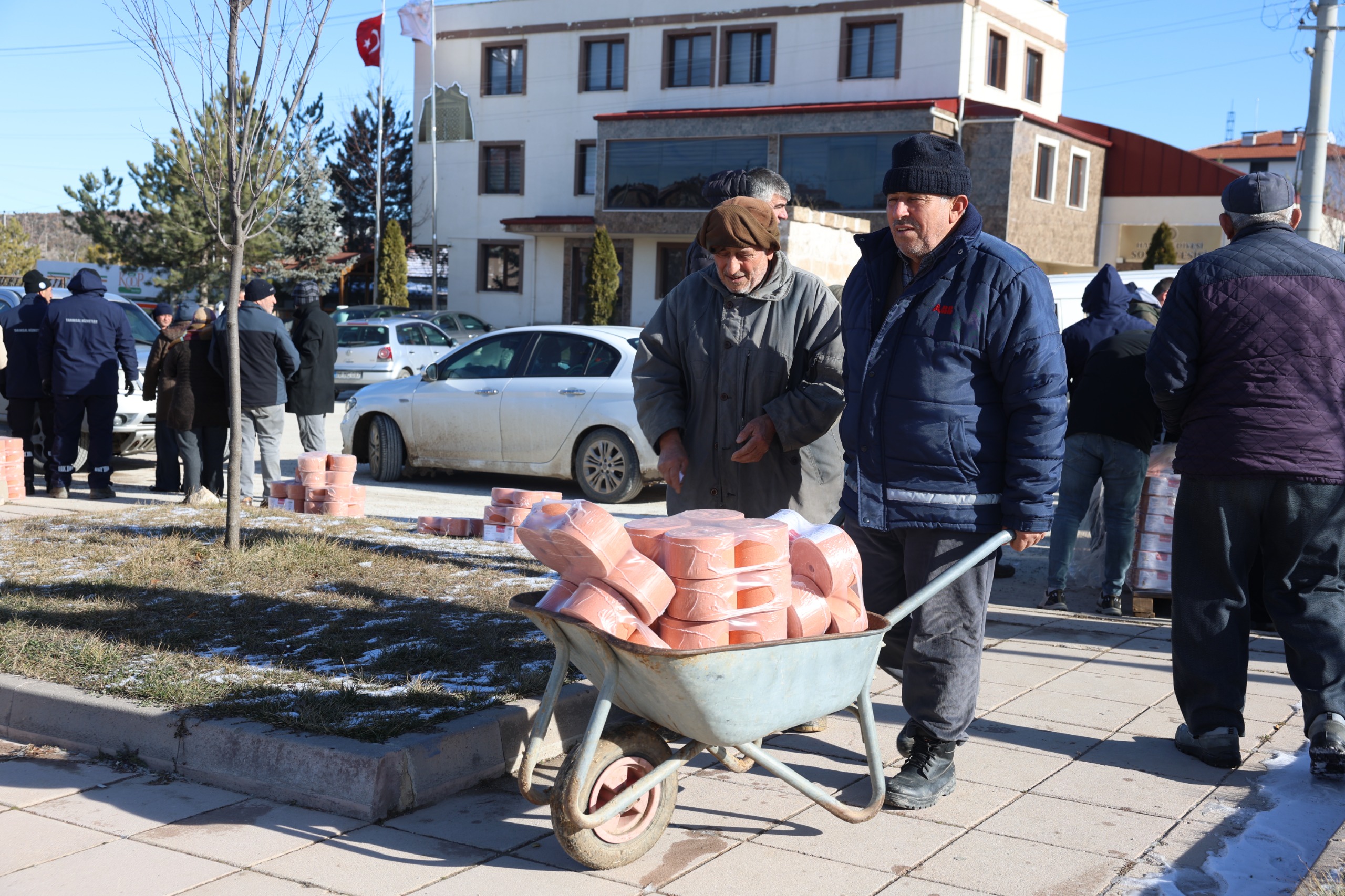 Han Ve Mahmudi̇ye’de Üreti̇ci̇ye Mi̇neral Blok Desteği̇ (25)