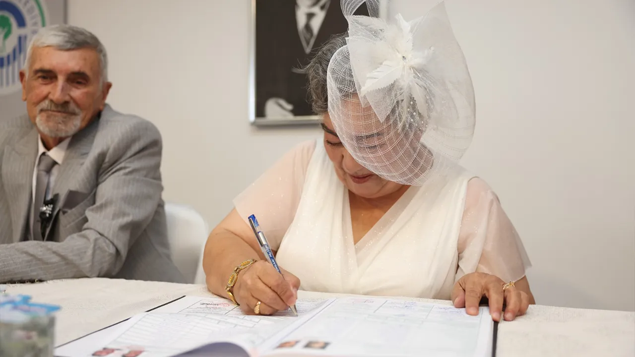 Huzurevinde Dunya Evine Girdiler