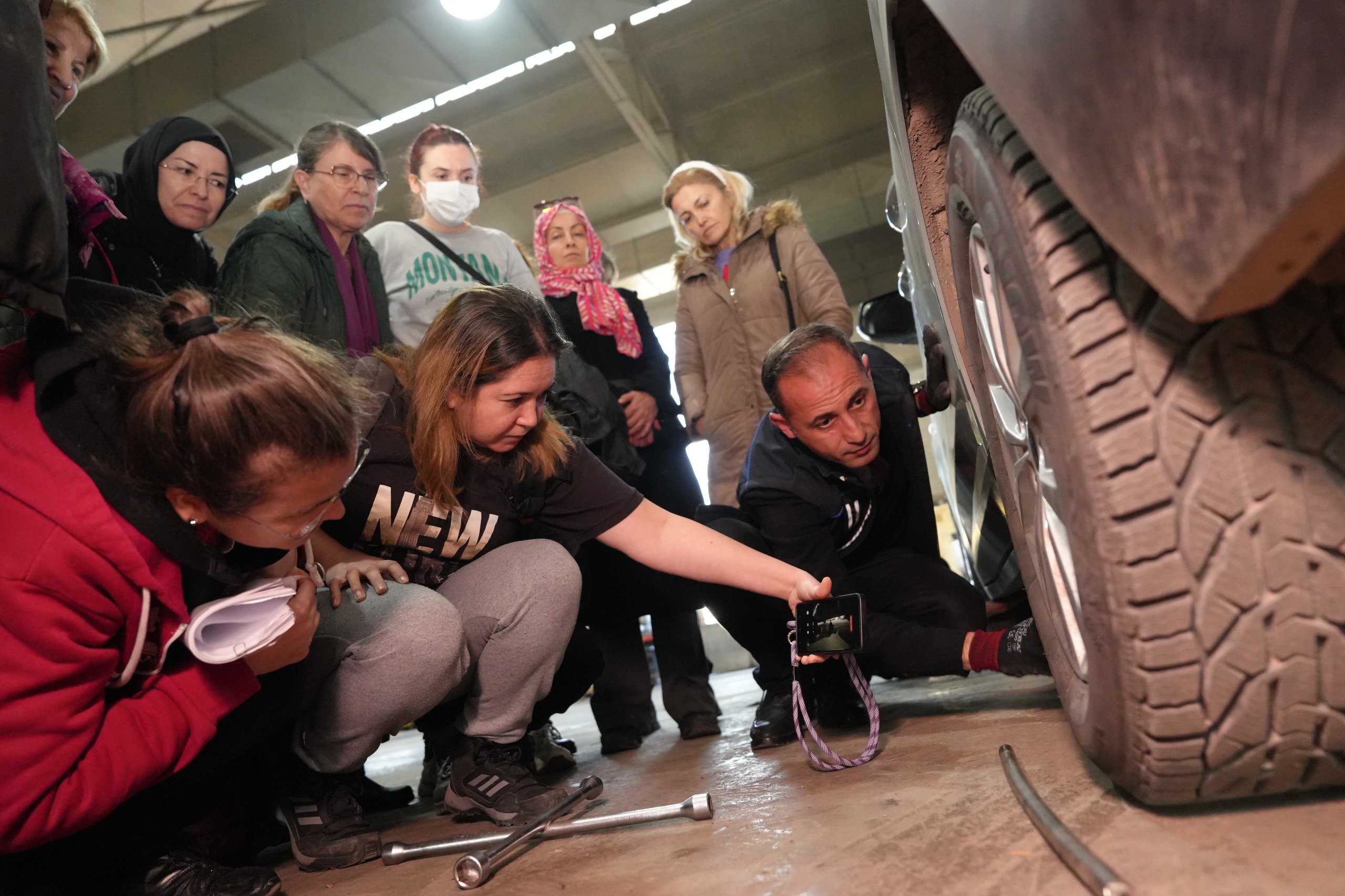 Kadinlara Güç Katan Araba Bakim Kursu Tamamlandi (5)