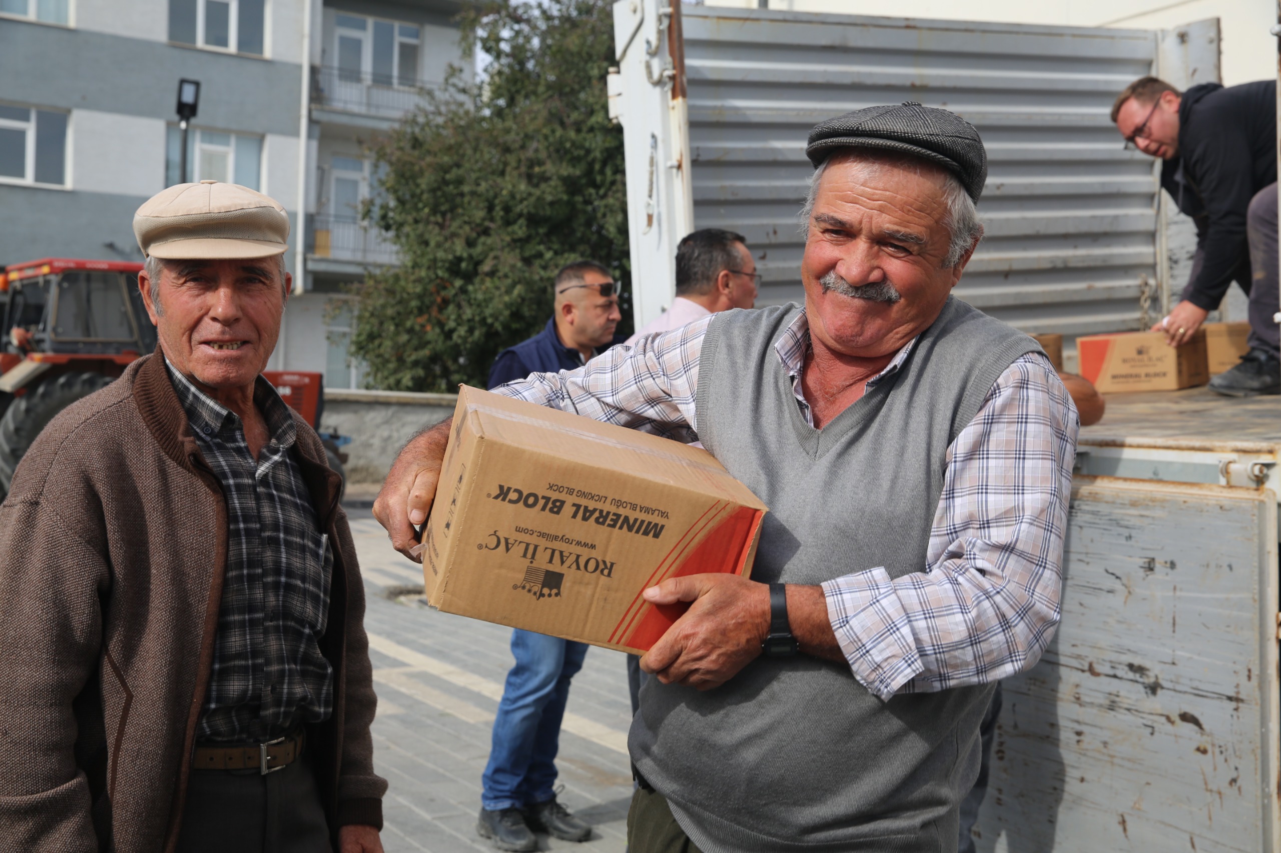 Mi̇neral Blok Ve Fondan Ari Yemi̇ Dağitimi Başliyor (2)