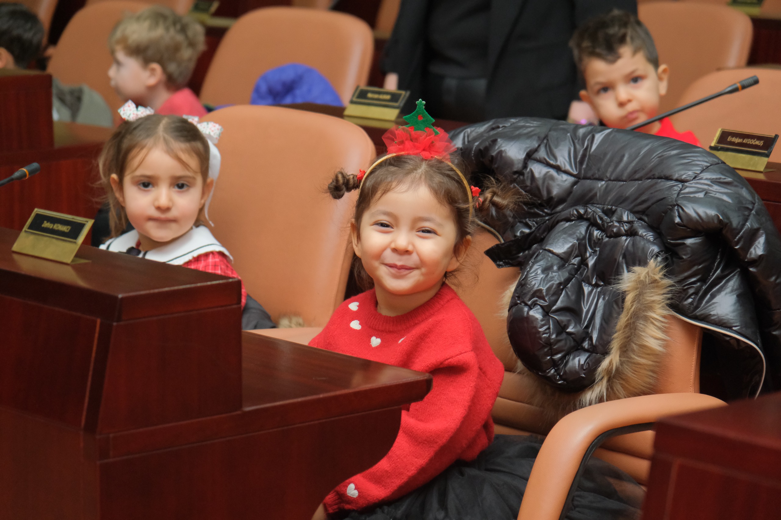 Mi̇ni̇klerden Başkan Ünlüce’ye Yeni̇ Yil Sürpri̇zi̇ (2)