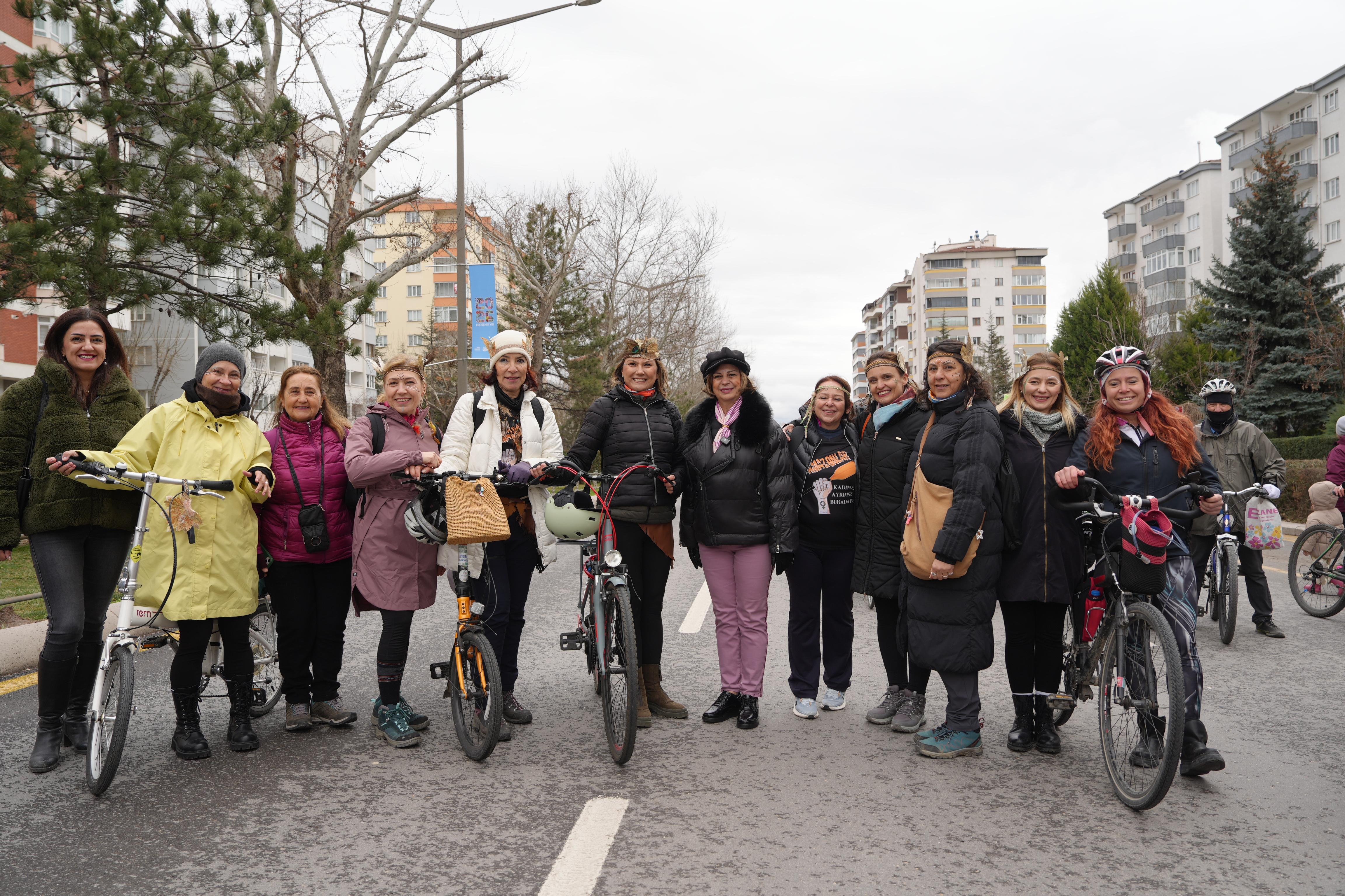 Arabasiz Pazar’da Eski̇şehi̇r Sokaklari Yeni̇den Nefes Aldi (21)