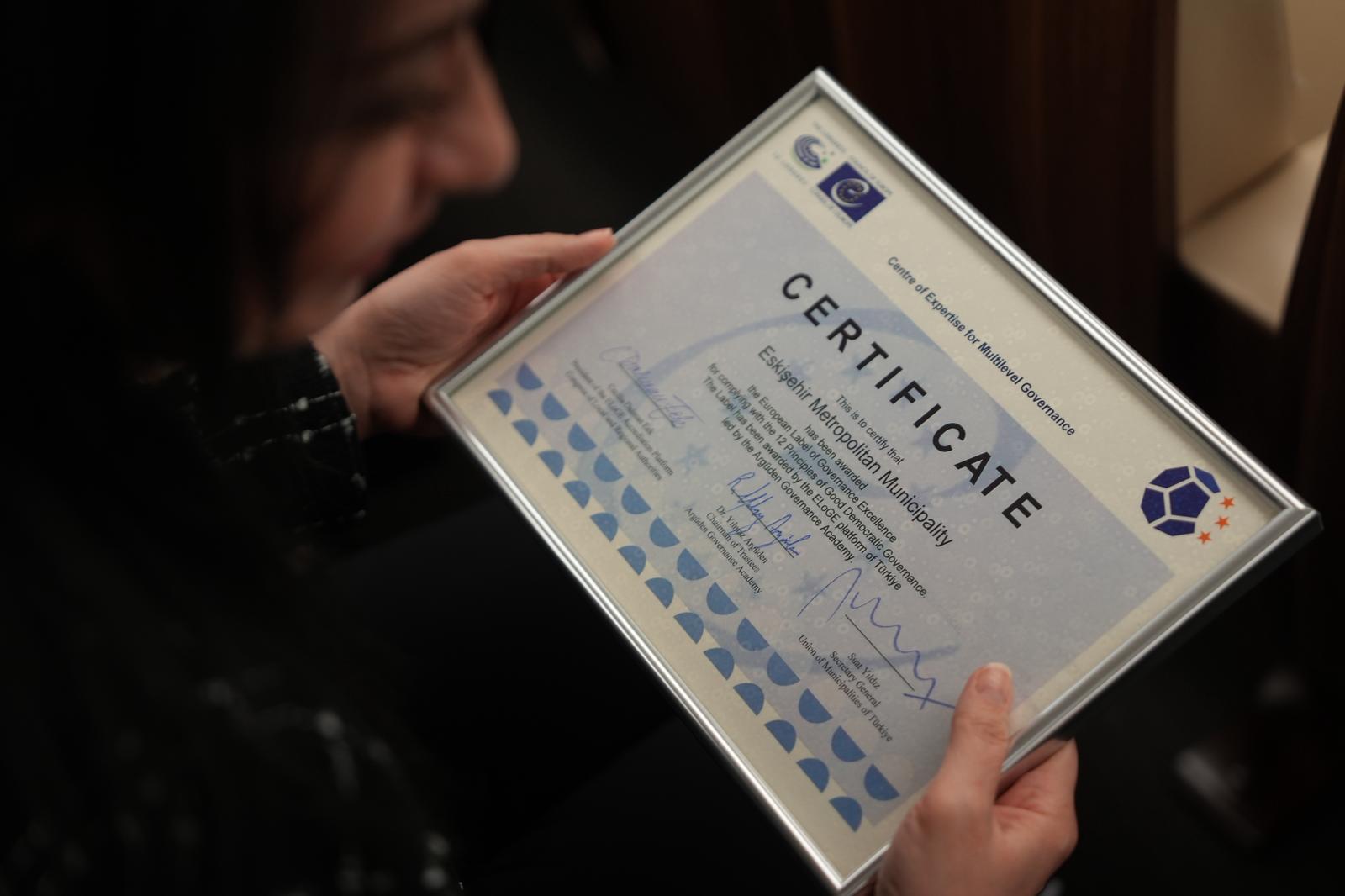 Büyükşehi̇r Beledi̇yesi̇ne Avrupa’dan Üst Üste 3’Üncü Kez Yöneti̇şi̇m Ödülü (1)