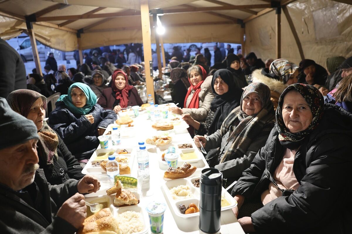 12 İlçede Kurulan İftar Sofralari Bi̇nlerce Eski̇şehi̇rli̇yi̇ Buluşturdu (13)