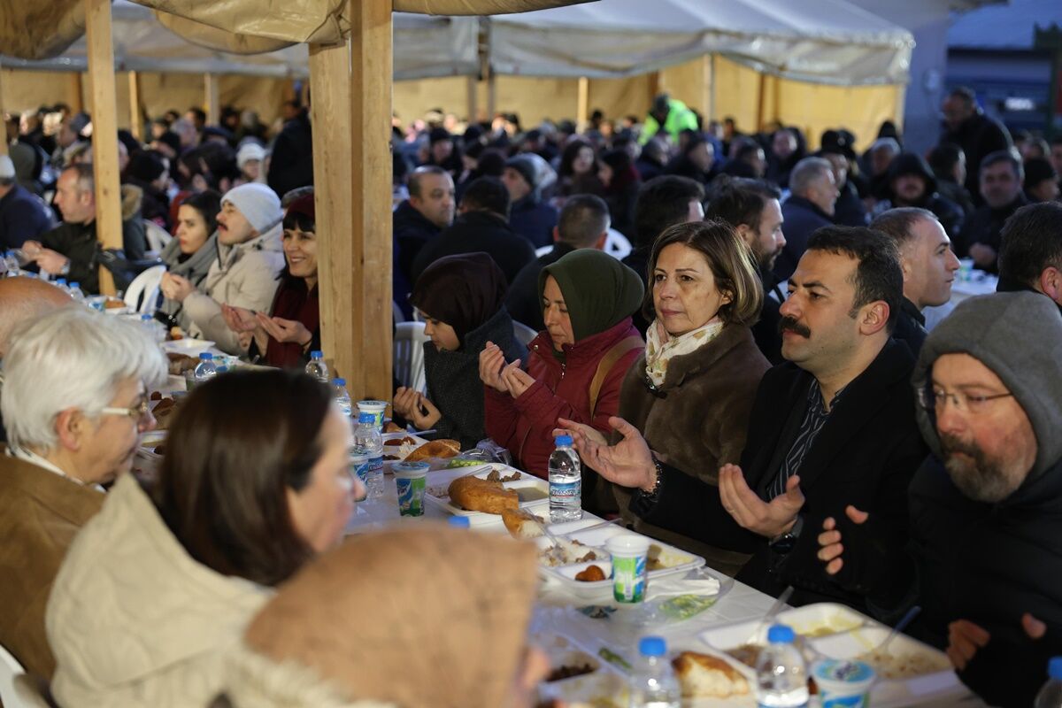 12 İlçede Kurulan İftar Sofralari Bi̇nlerce Eski̇şehi̇rli̇yi̇ Buluşturdu (16)