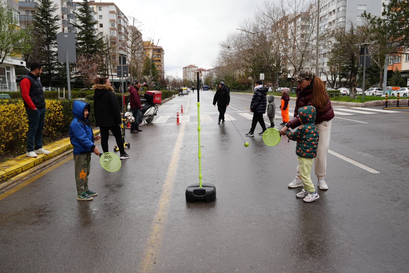 Arabasiz Pazar’da Cadde Ve Sokaklar Vatandaşlara Açildi Atatürk Bulvari (25)