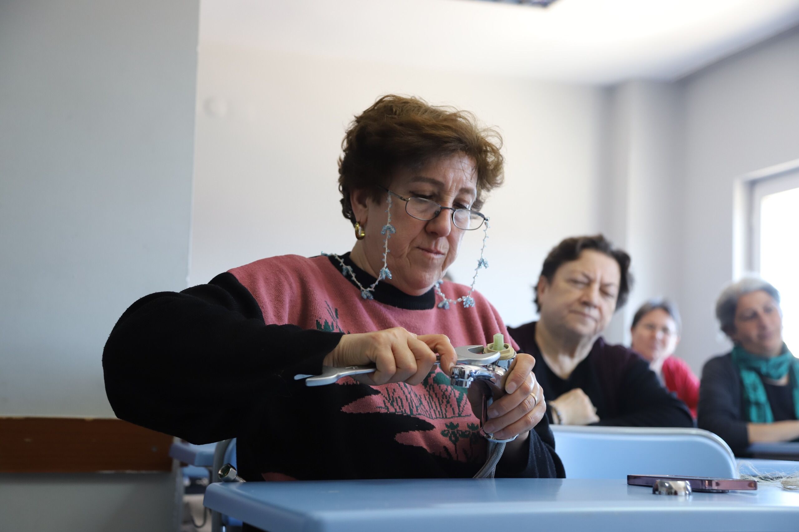 Kadinlar Evde Tami̇ri̇n Ustasi Oldu (6)