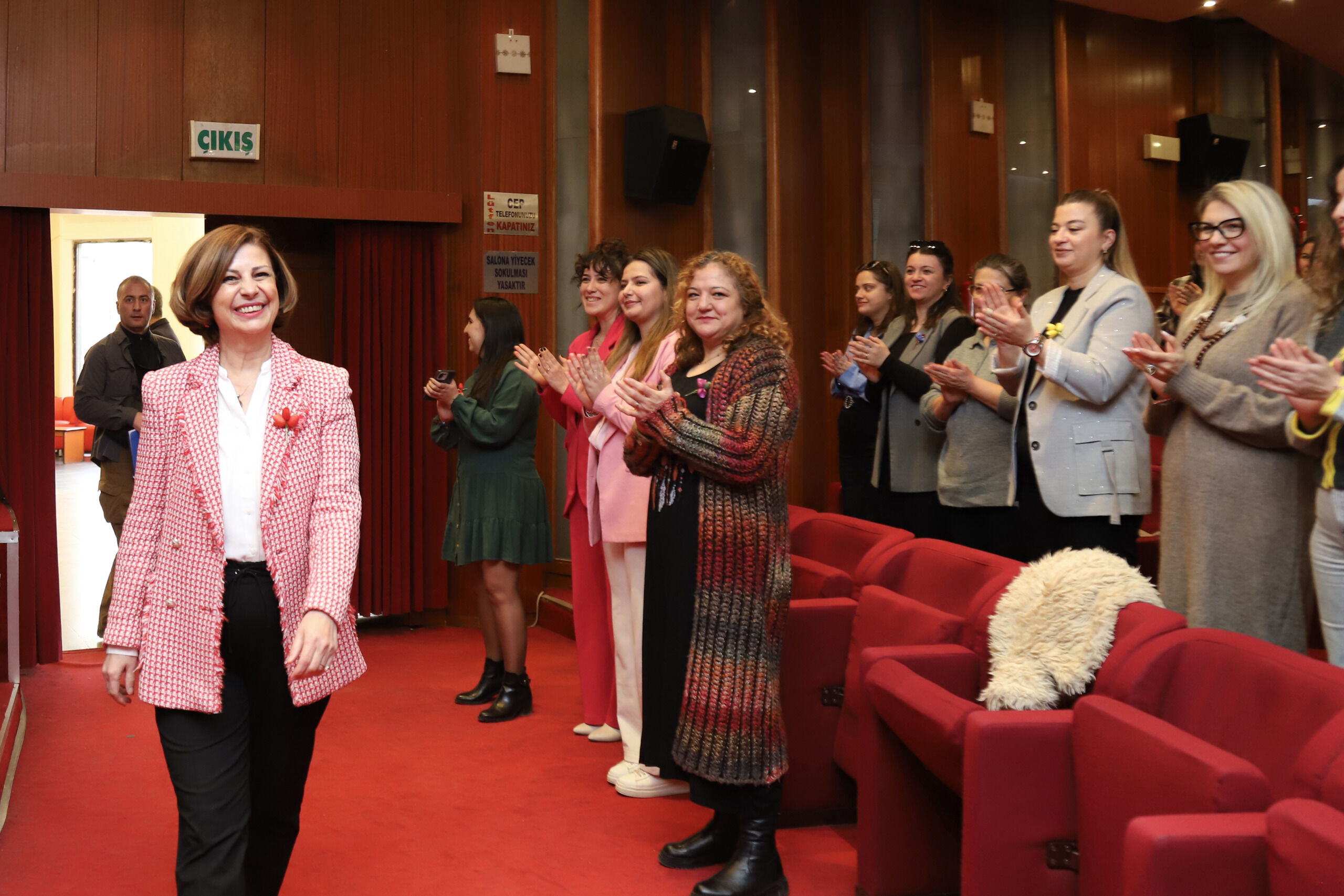 “Kadinlarin Emeği̇ Şehri̇n Her Köşesi̇nde” (3)