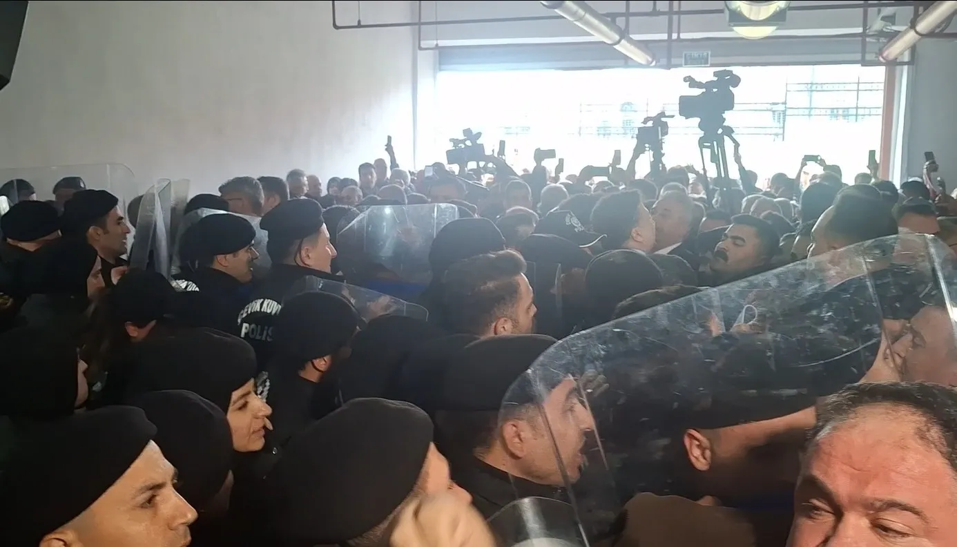 0X0 Bursada Baskan Vekili Secimi Oncesi Arbede Yumruklar Havada Ucustu 1775728682057