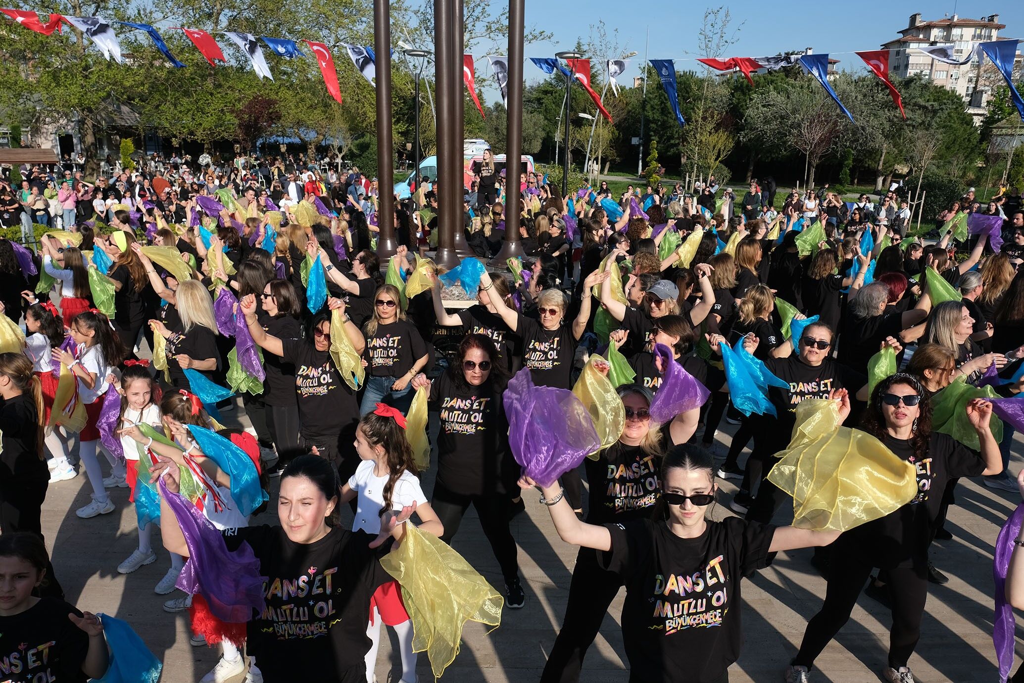 7'Den 70'e yüzlerce kişi dans etti