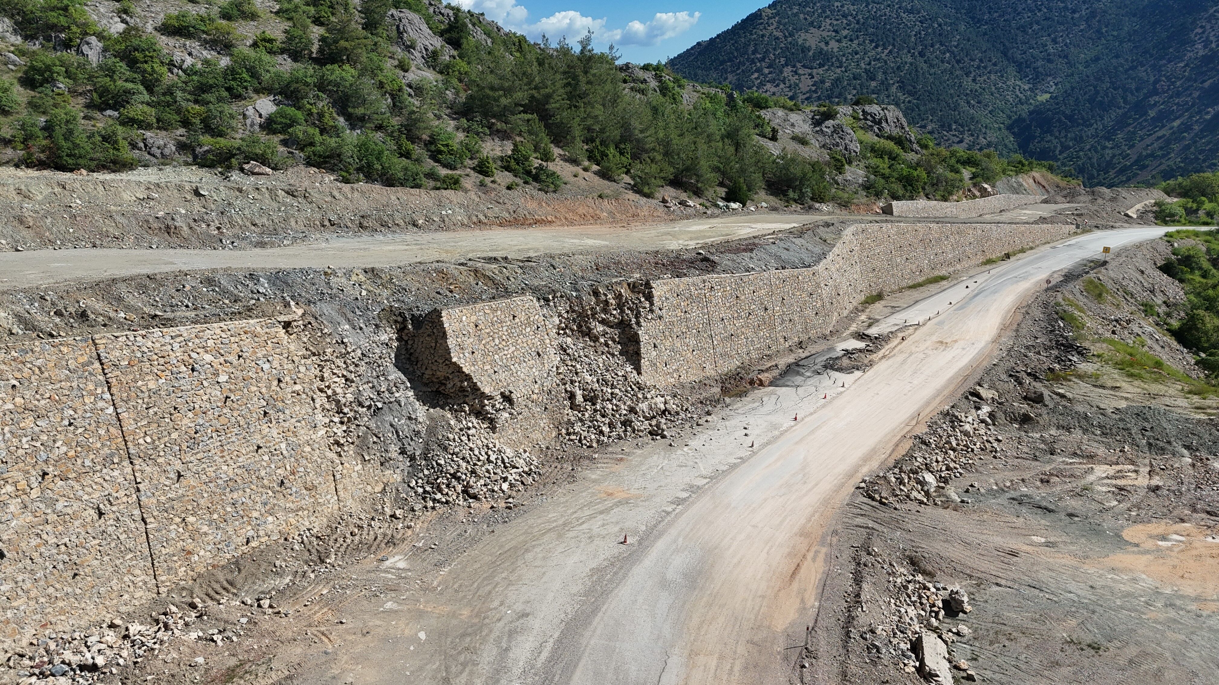 Eskişehir-Sarıcakaya yolunda istinat duvarı yıkıldı