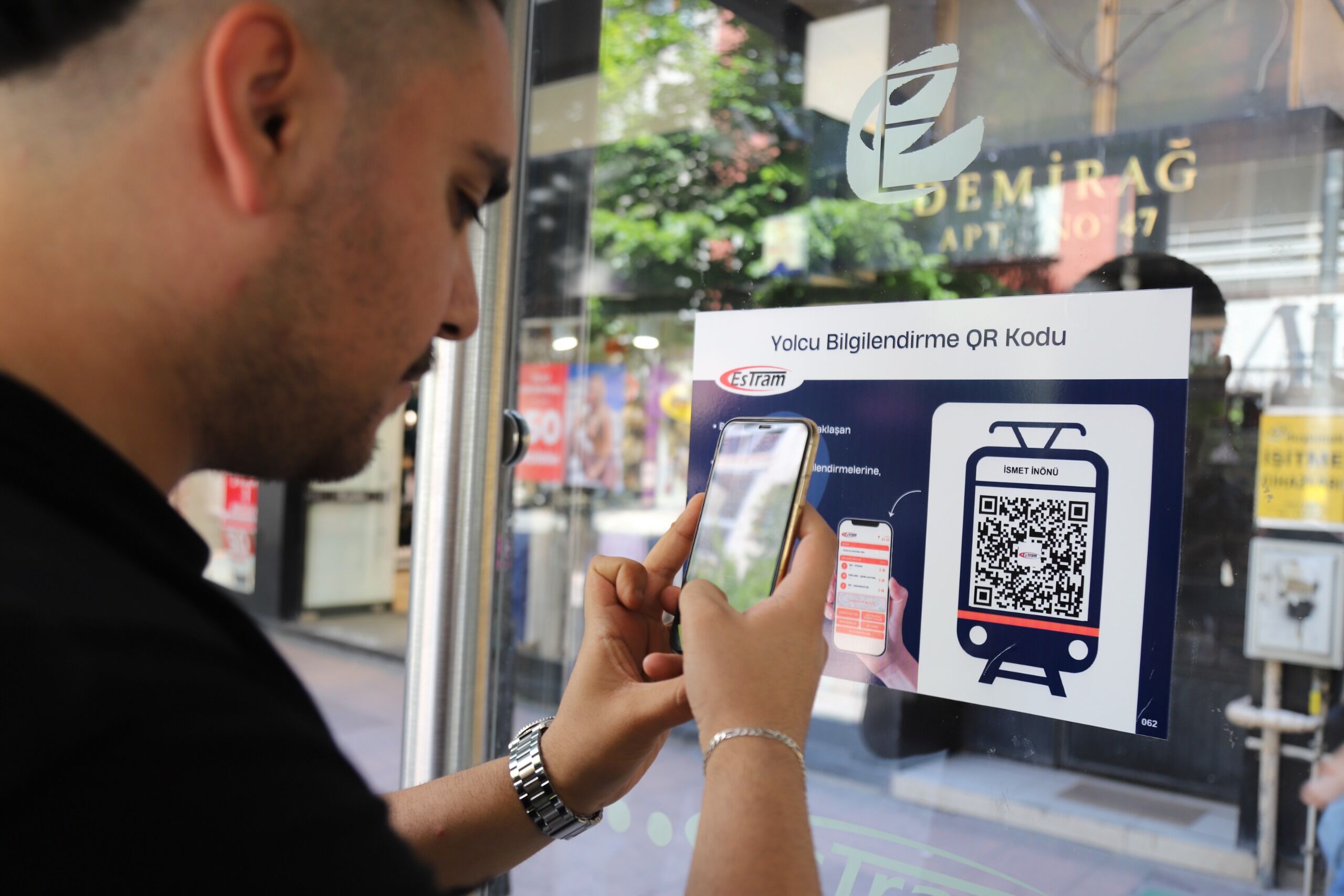 Tramvay Duraklarinda Qr Kod Dönemi̇ Başladi (4)