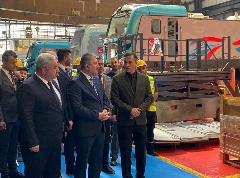 Eskişehir’de üretilen dev lokomotifi Vali Yılmaz kullandı