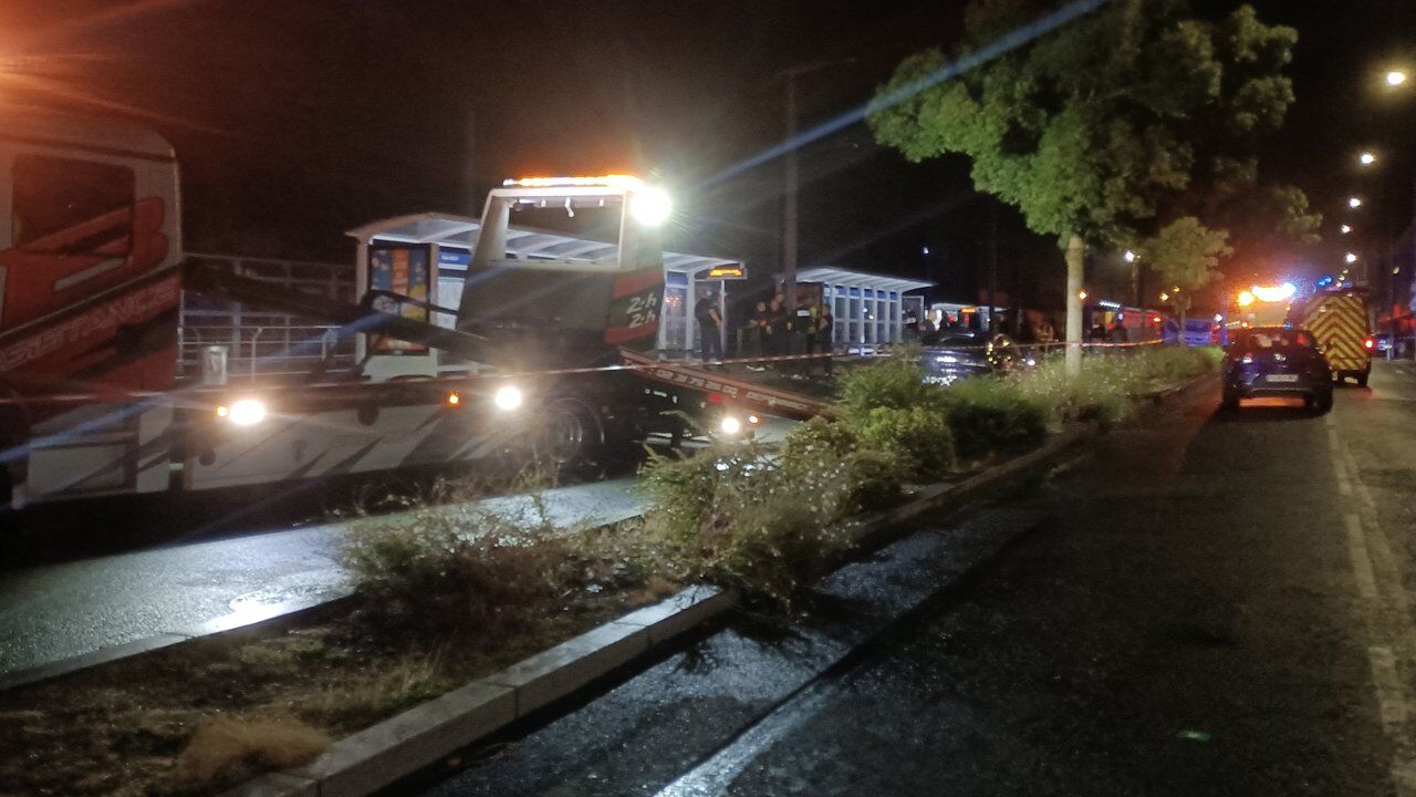 Fransa’da bir araç kalabalığın arasına daldı