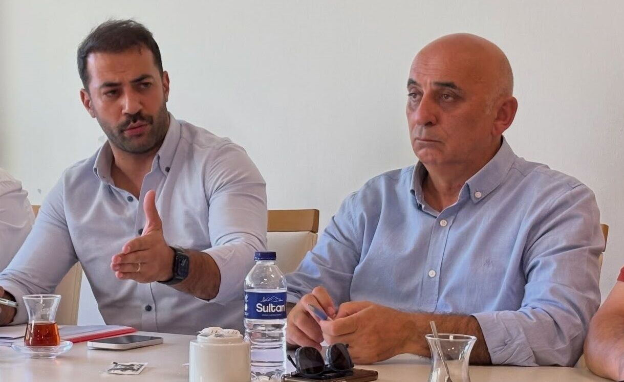 Şeytan diyor, ikisini de patakla…