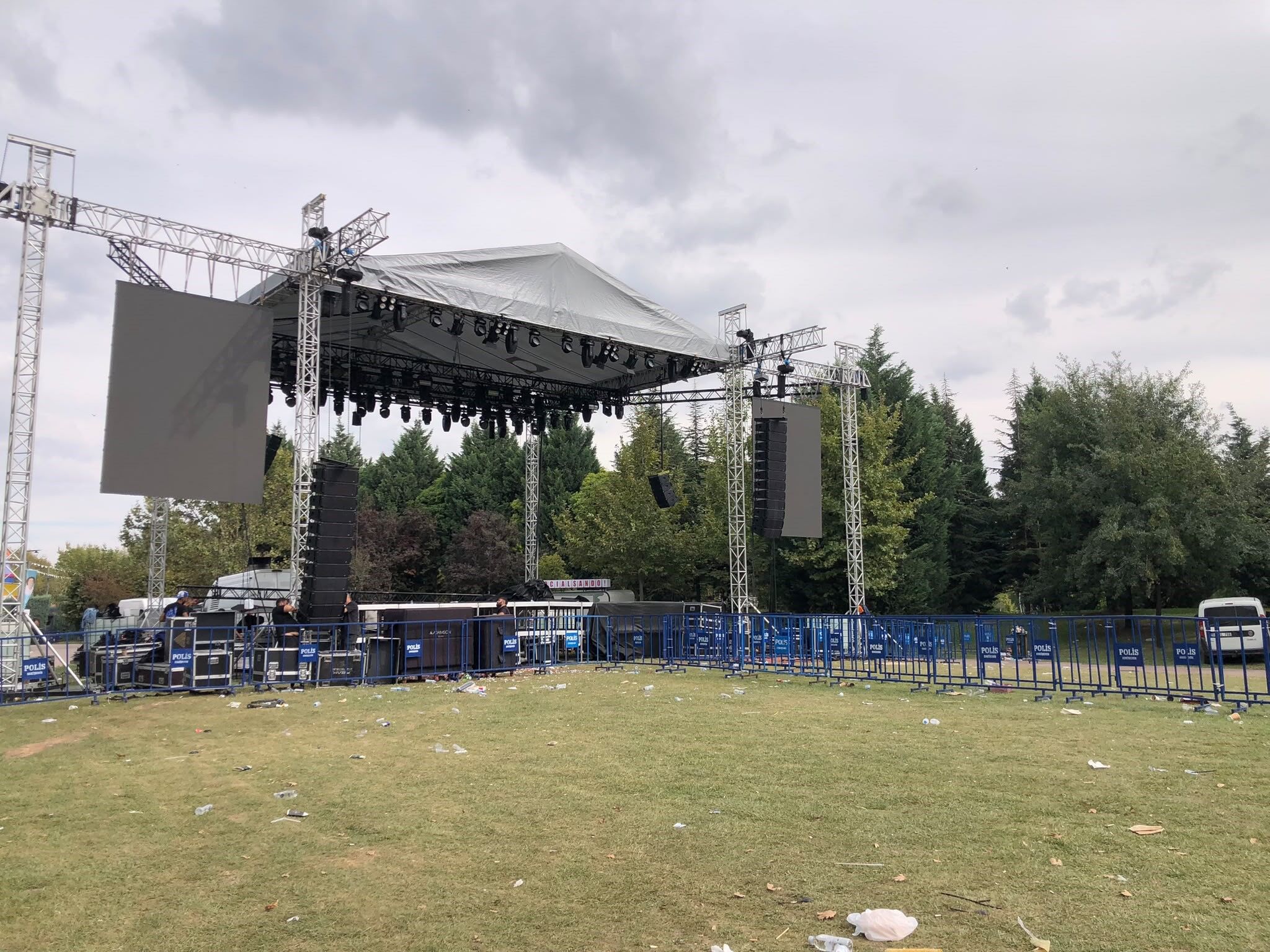 Festival krizi: Ceza ve İrem Derici sahneye çıkmadı
