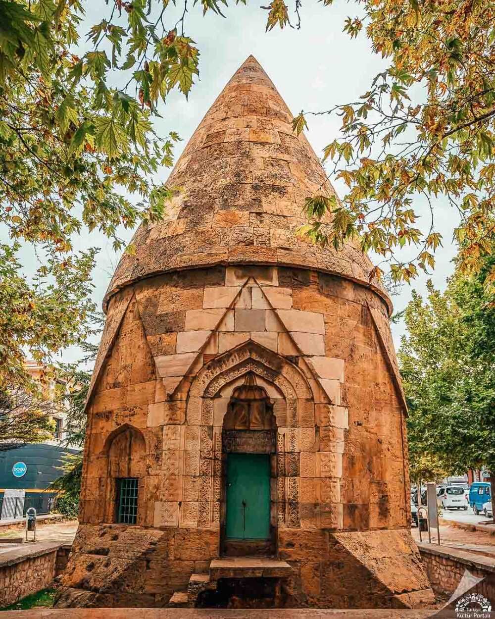 20250509152330233 Kirsehir Melikgazi Turbesi Gokapadokya(1) Kopya