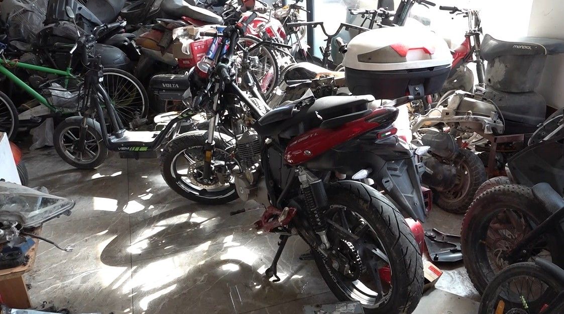 Çalıntı motosiklet tamirciyi zor durumda bıraktı