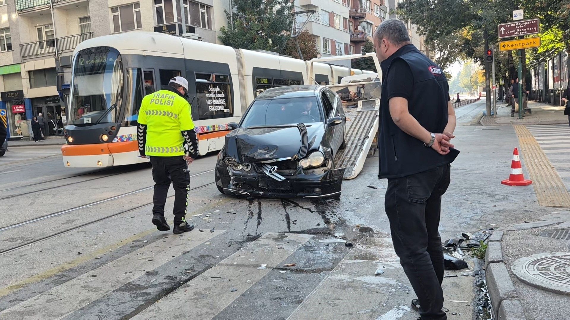 Eskişehir’de iki otomobil kafa kafaya çarpıştı