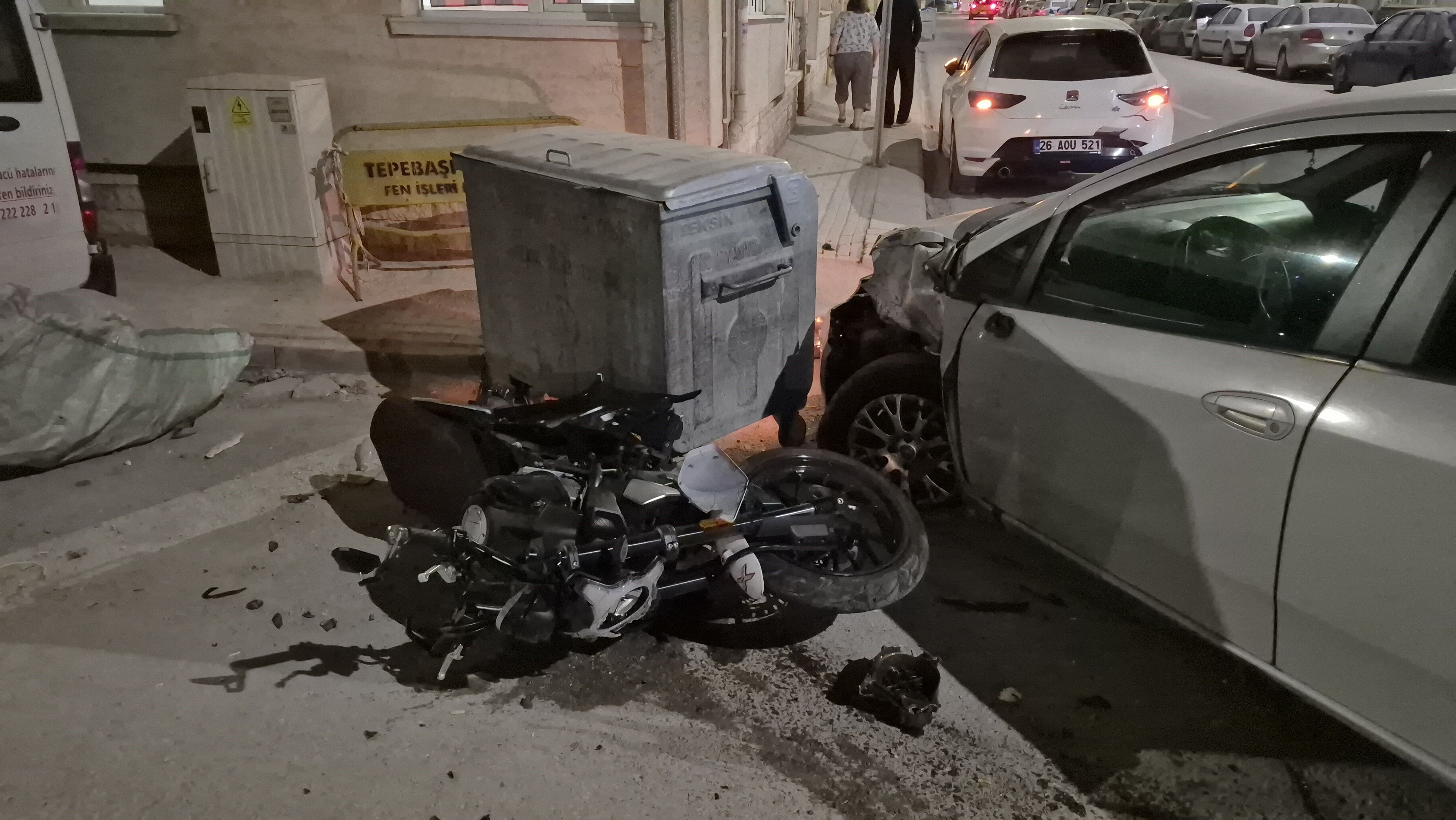 Motosiklet otomobile çarptı havaya savruldu...