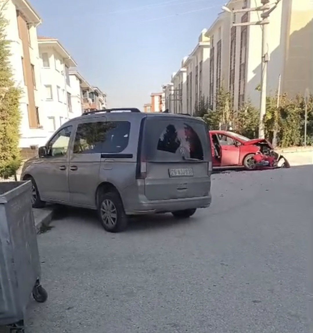 İki araç çarpıştı!