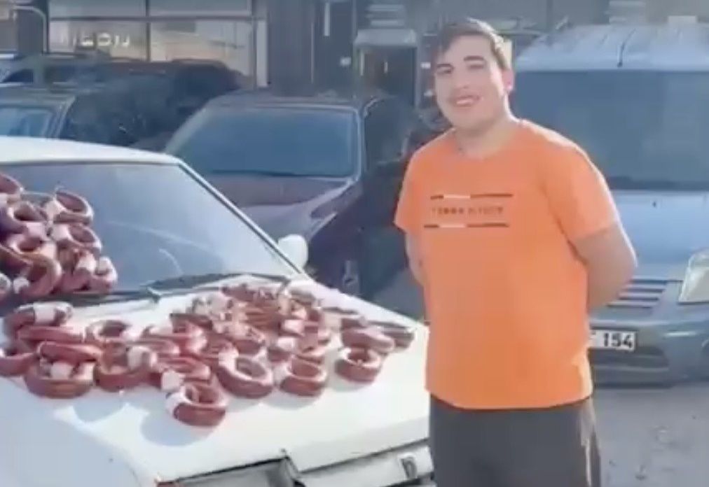 100 kilo sucukla otomobil sahibi oldu