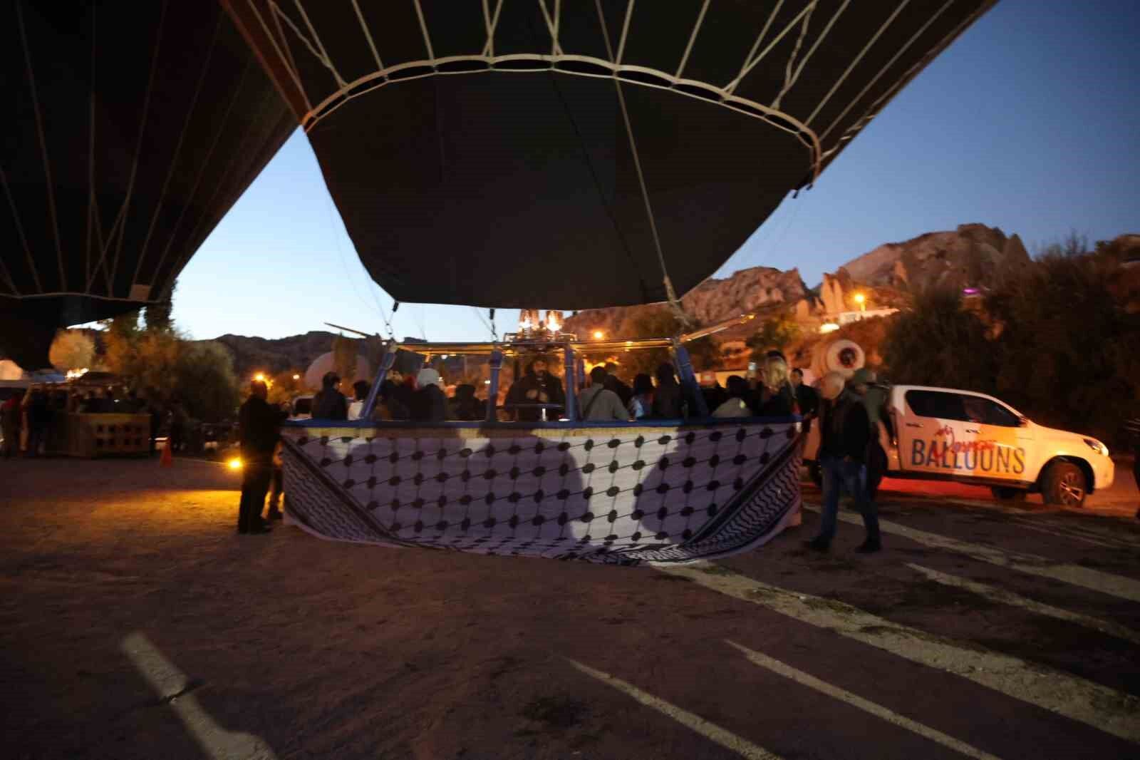 Kapadokya'da sıcak hava balonları Gazze için havalandı