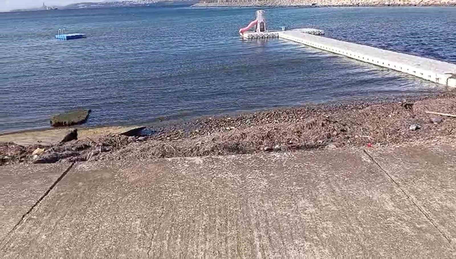 Kırmızı renkli su denize döküldü