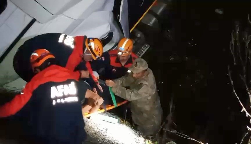 Tır şarampole uçtu: 2 yaralı