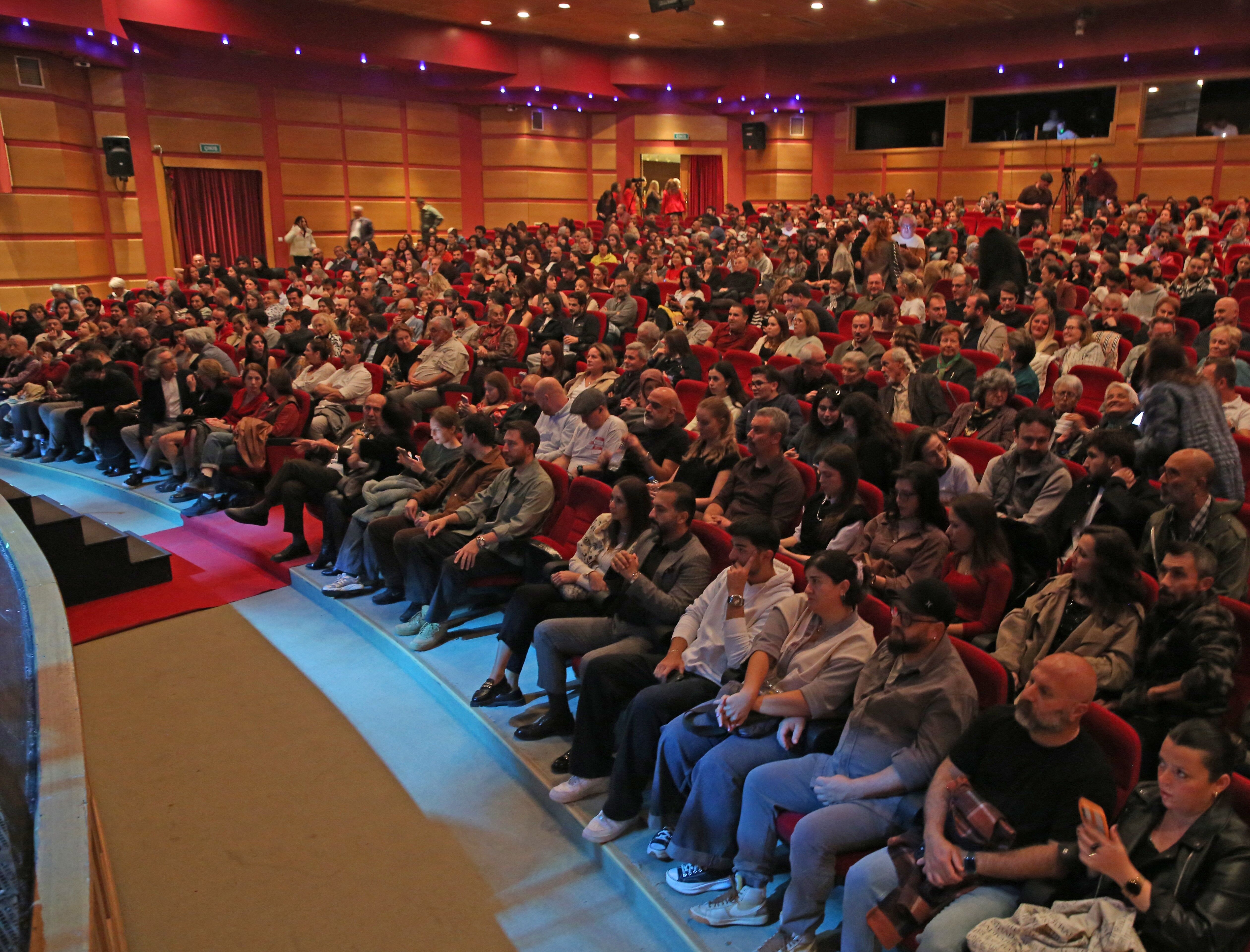 Şehi̇r Ti̇yatrolarinda Yeni̇ Sezonun İlk Oyunu “Veri̇msi̇zler” Seyi̇rci̇yle Buluştu (3) (1)
