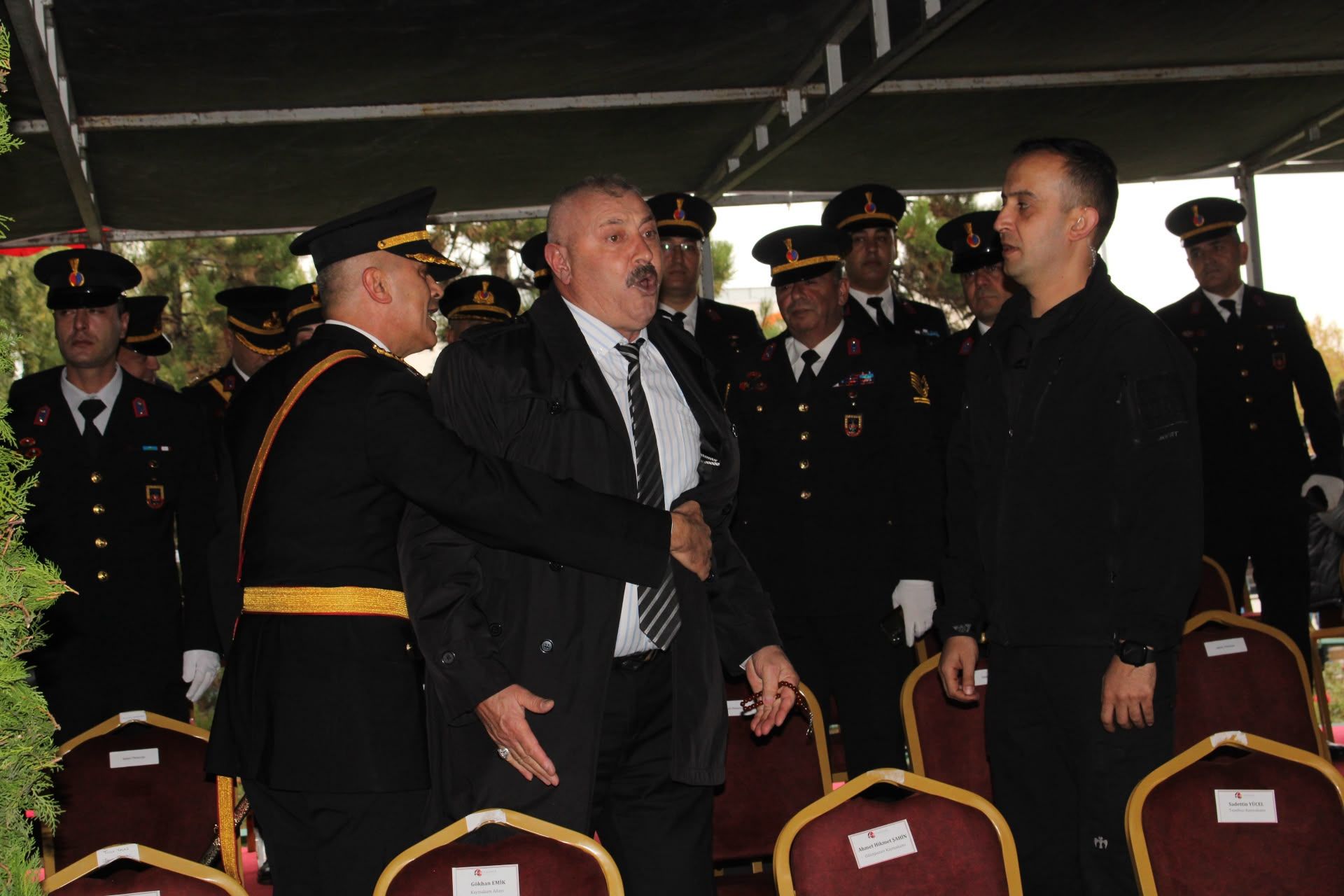 Şehit babası protokol düzenine isyan etti