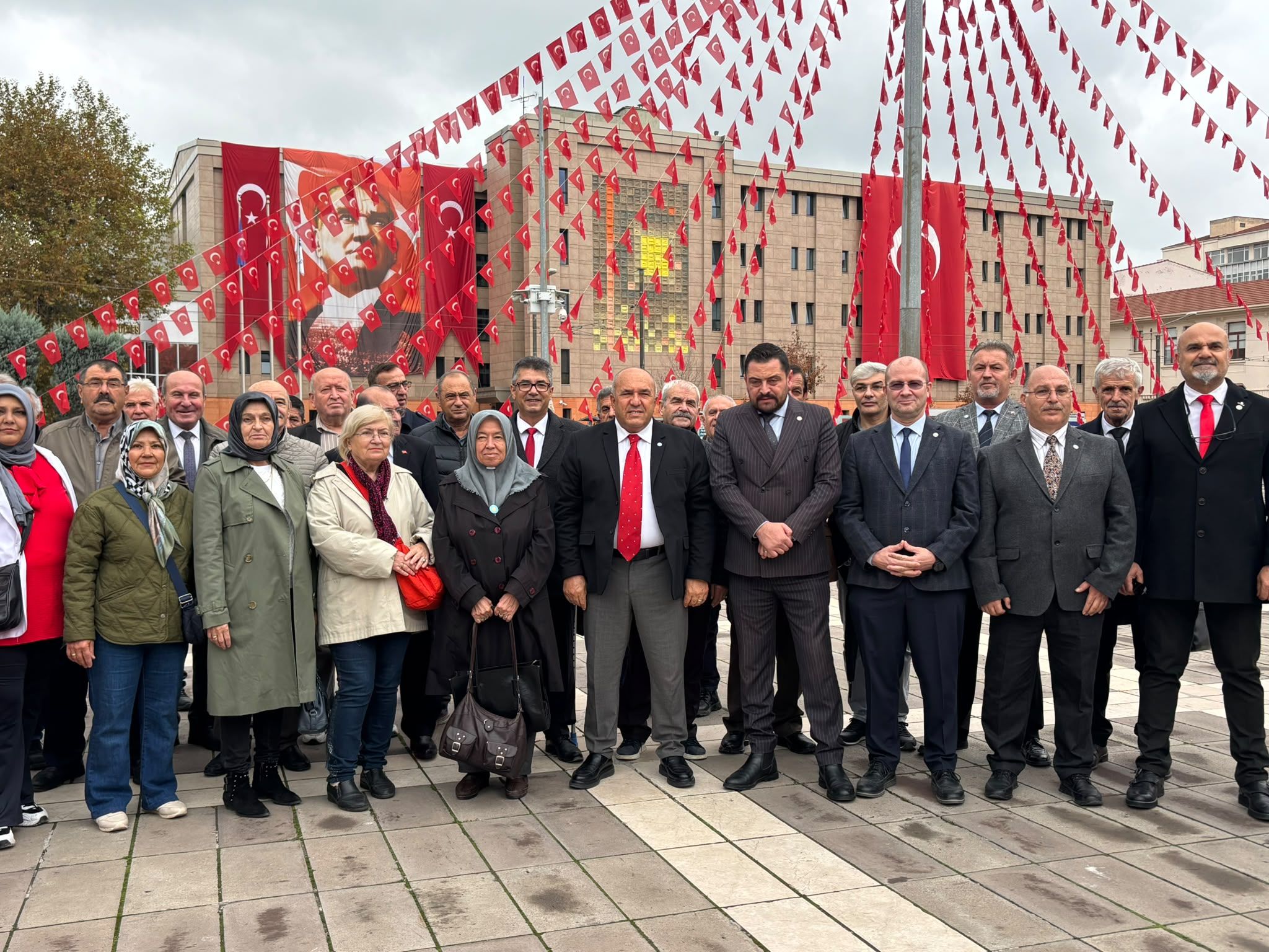 İYİ Parti'den Atatürk Anıtı'na çelenk